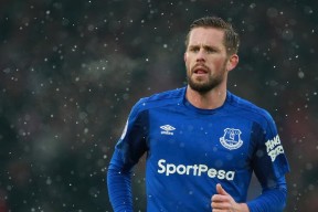 爱游戏官方入口-C罗VS新星Karsa，90分钟巅峰对决，高光频现胜负难料！